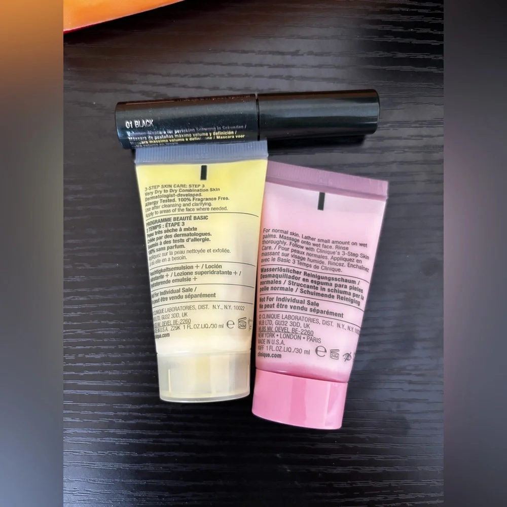 Clinique 4 pieces set (mascara, skincare, beauty bag) NEW